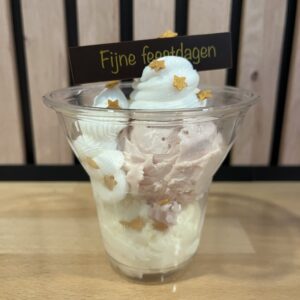 éénpersoons ijsdessert <br>witte chocola en aardbei
